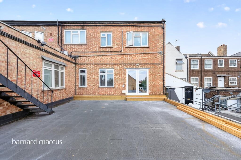 Apartment in New Malden, Motspur Park - View 3