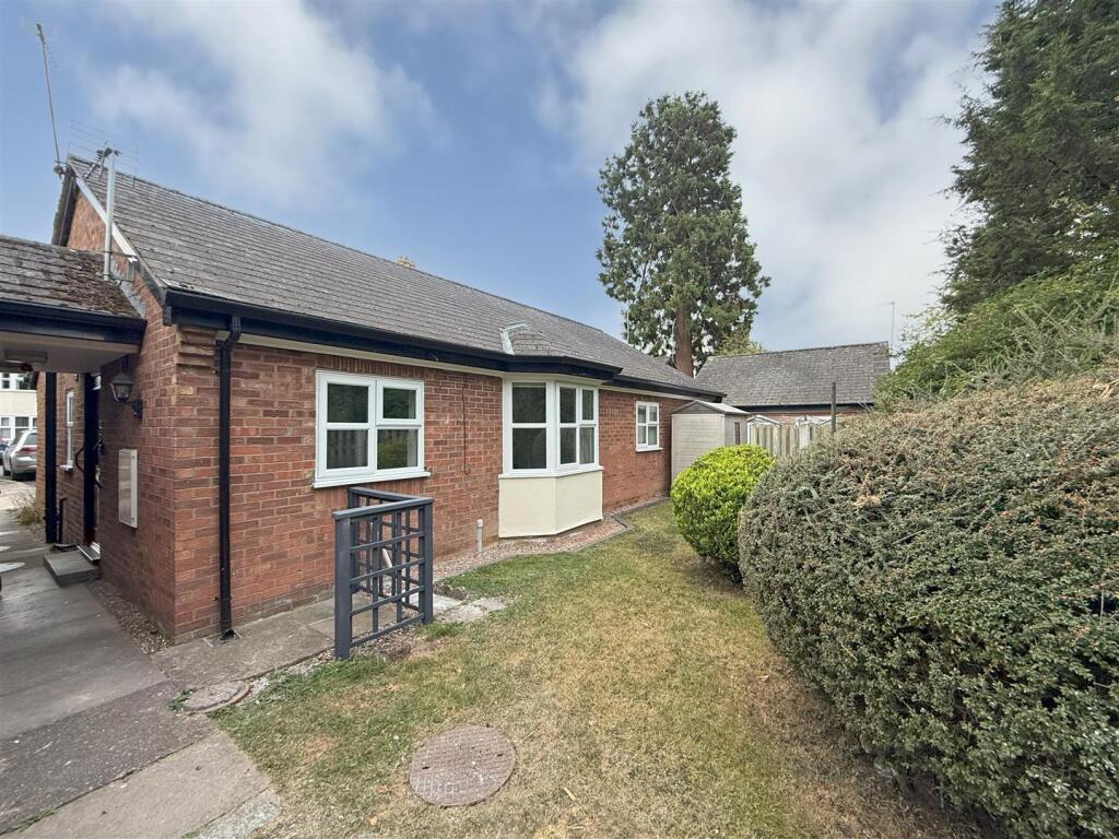 2-bed semi-detached on Mytton Oak Road, Shrewsbury, £180,000