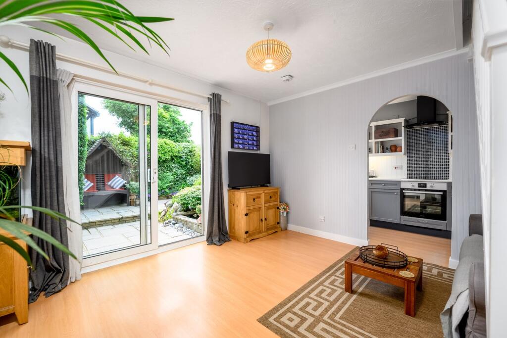 Telford Drive, Walton-on-Thames, KT12 – další