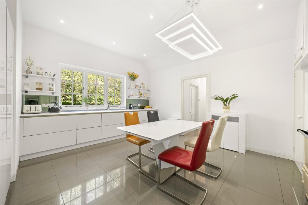 House in Horsham, Bucks Head, Lower Beeding - More