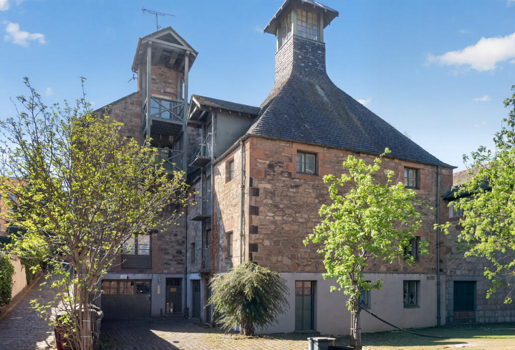 Main image of property: 138 Flat 8 Calton Road, Edinburgh, EH8