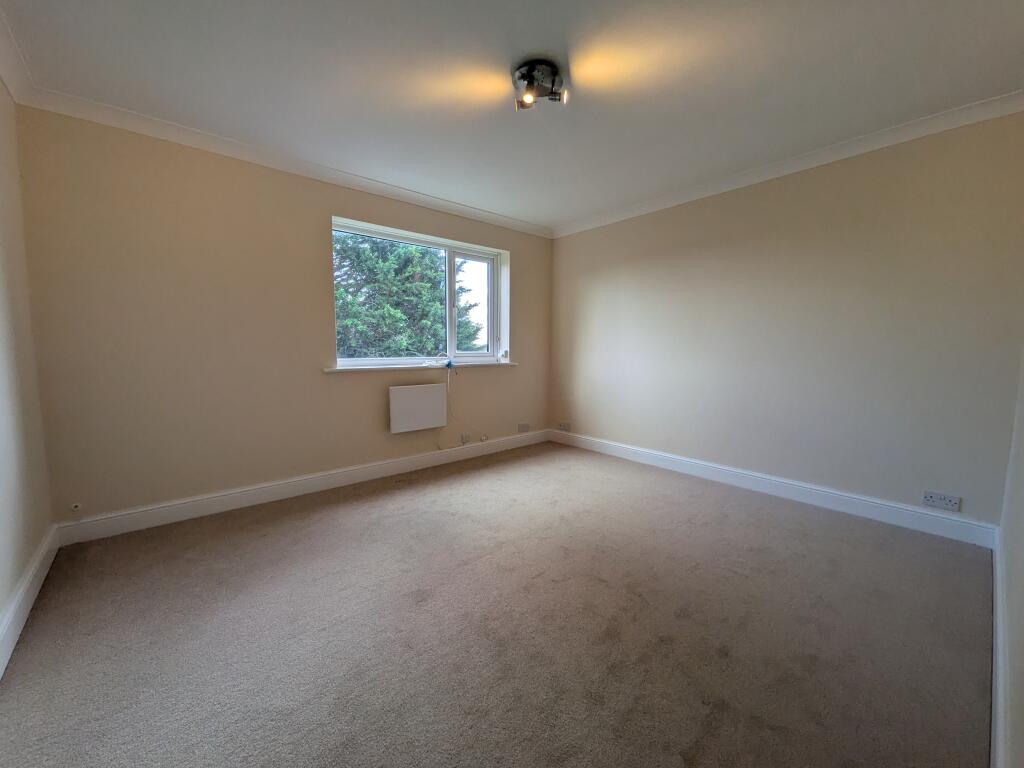 Apartment in Redhill, Earlswood - More