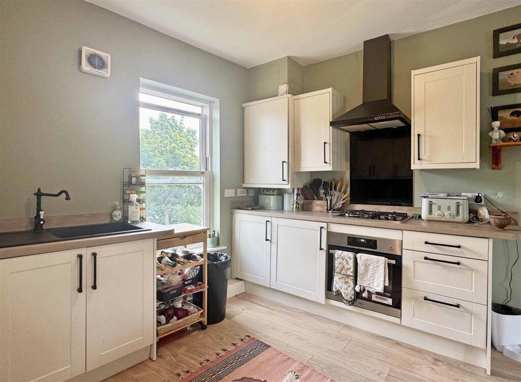 Little Dominie Court, Fayrewood Drive, Great Leighs, Chelmsford photo 2