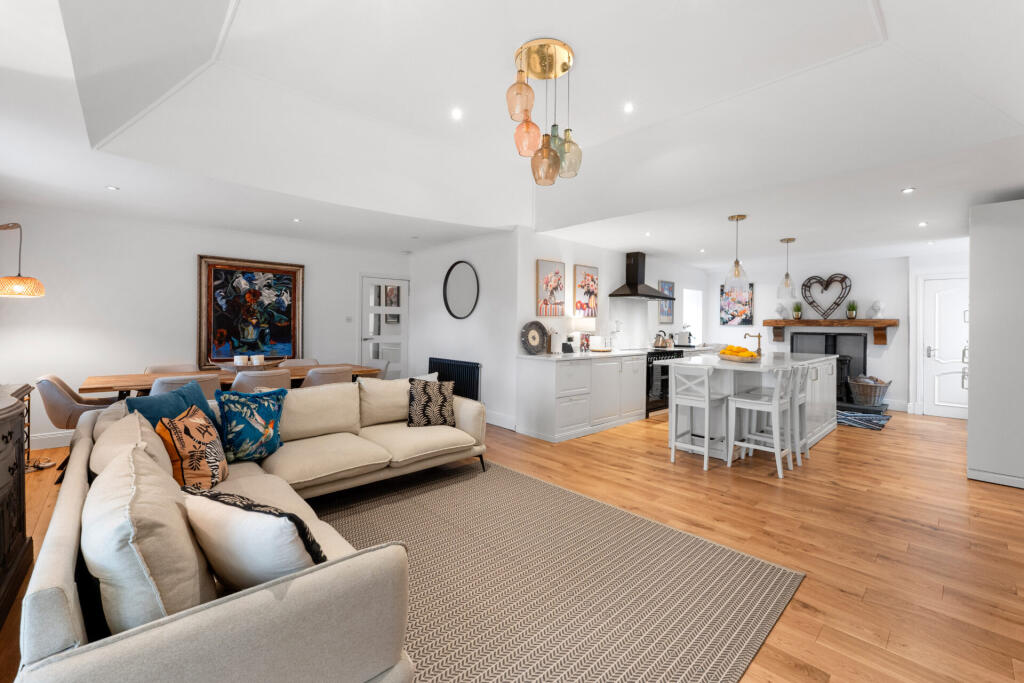 House in Nerston Village, Nerston Mains, Nerston - More