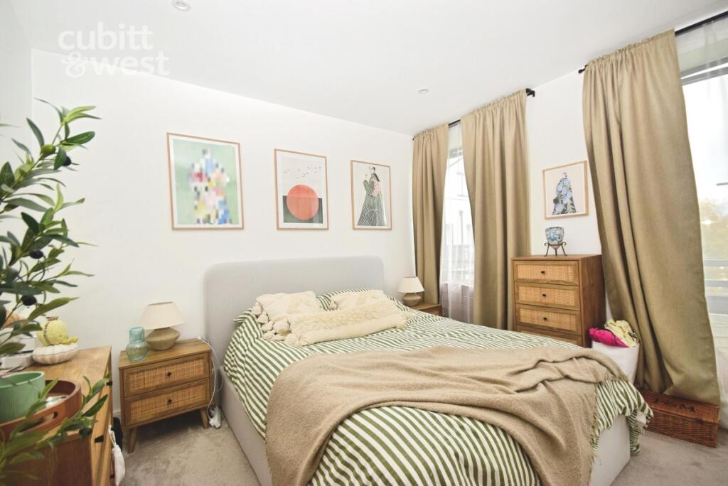 Apartment in Mole Valley, Leatherhead - More