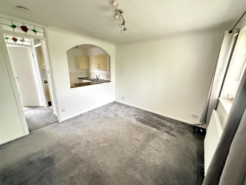 Westminster Drive, Stretton, Burton-On-Trent photo 4