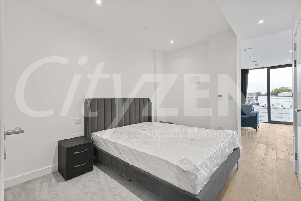 Apartment in Watford, Hertfordshire - View 3