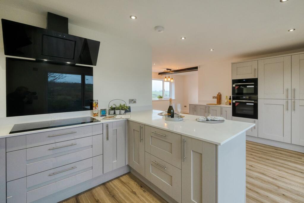 Luzley View, Luzley Road, Mossley photo 2