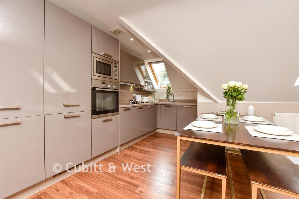 Apartment in Reigate and Banstead, Surrey - View 3