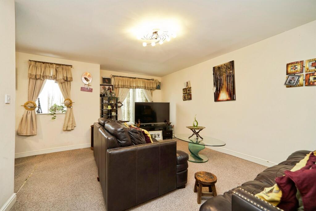 Apartment in Leeds, Gipton - View 3