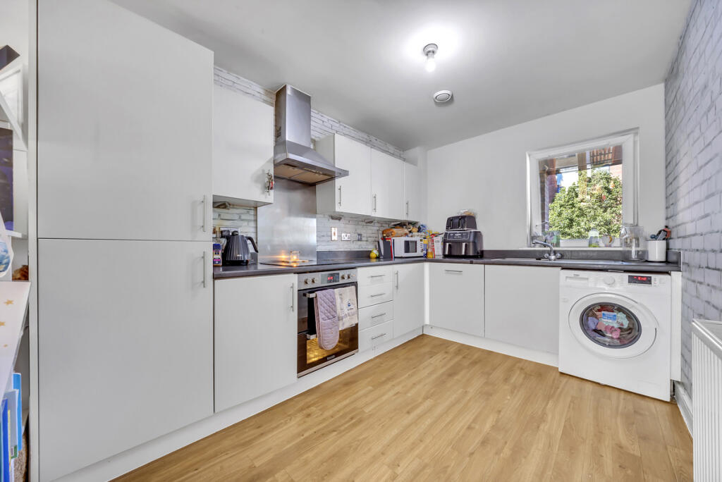 Apartment in London, Rush Green - View 2