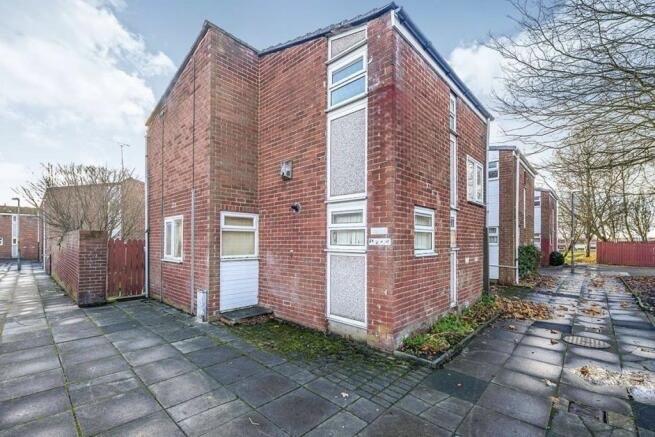 2-bed flat on Acregate, Skelmersdale, Lancashire, WN8, £60,000
