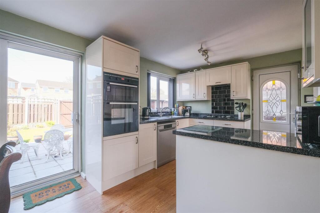Foxcroft Drive, Rastrick, Brighouse photo 4