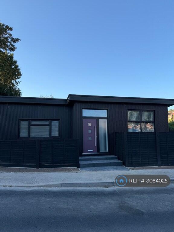 Falmer Js 2 bedroom detached house for rent in Falmer Gardens, Brighton, BN2