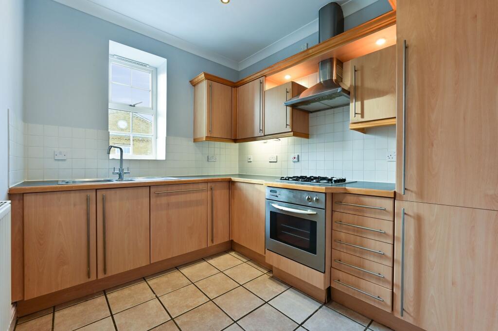 Apartment in Kingston upon Thames - View 3