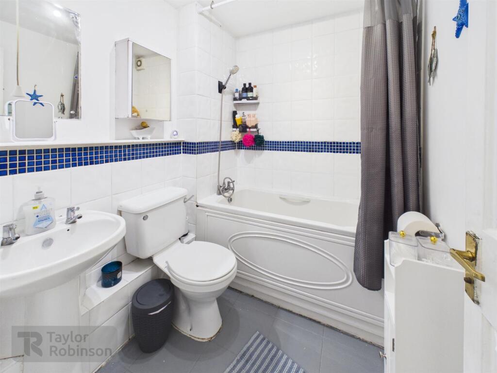 Apartment in Crawley, Northgate - View 3