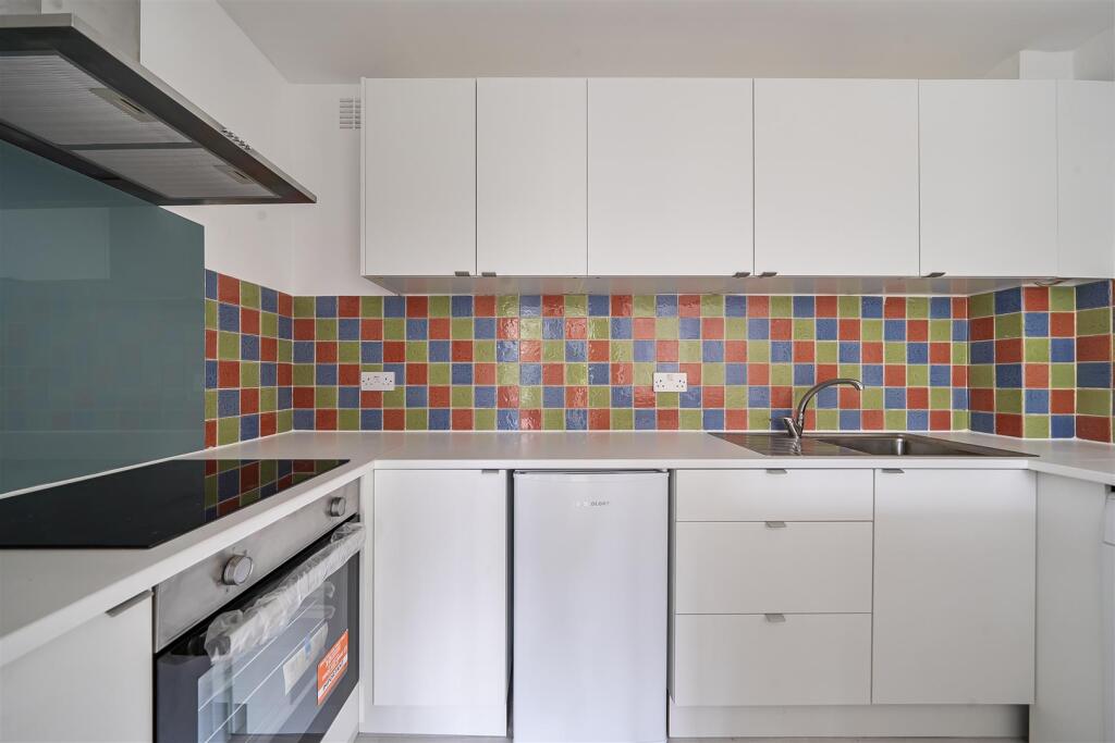 Apartment in Kingston upon Thames - View 3