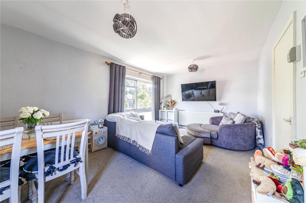 Apartment in Addlestone, New Haw - View 4