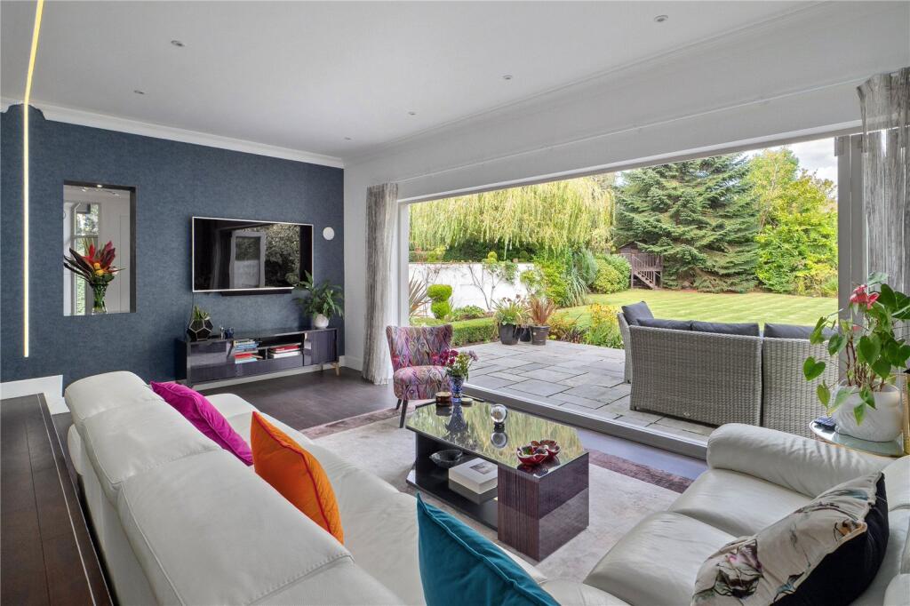 Broad Lane, Hale, WA15 – další