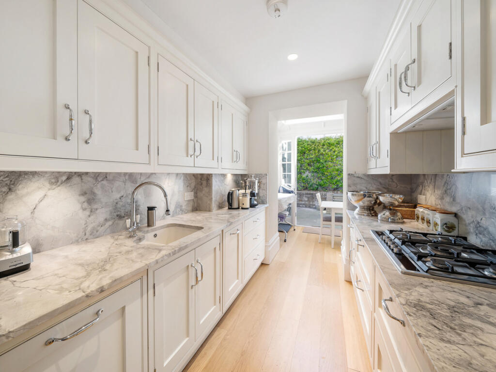 4 bedroom end of terrace house for rent
