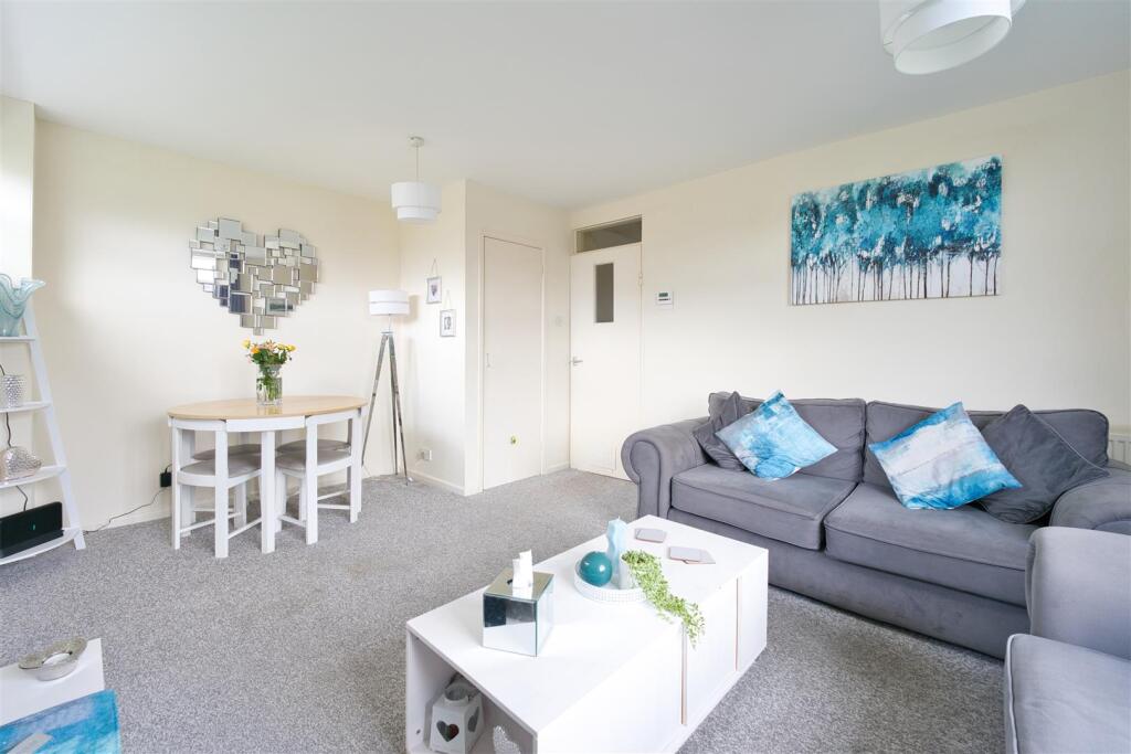Dartmouth Close, Worle - SPACIOUS FLAT WITH GARAGE photo 3