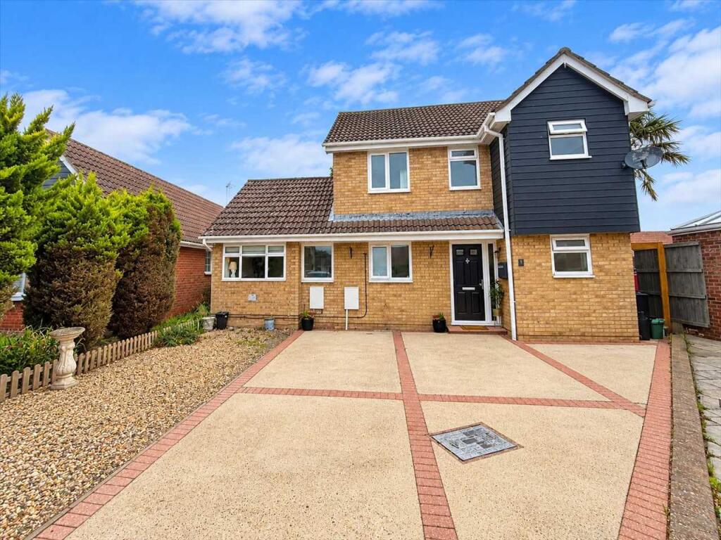 4-bed detached on Quiet Cul De Sac, Bellamy Close, Kirby Cross, £375,000
