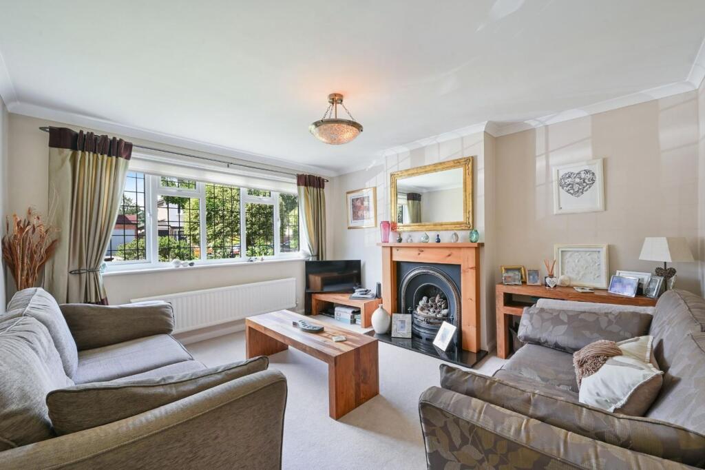 Elmwood Drive, Epsom, KT17 photo 2
