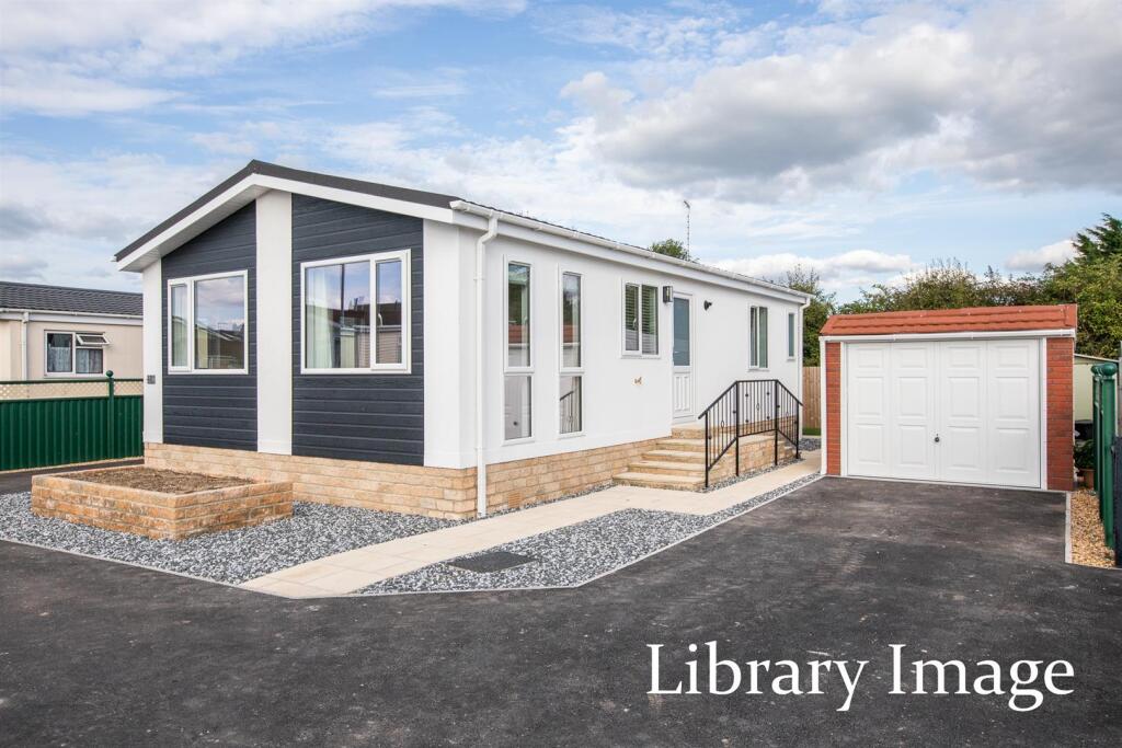 2-bed caravan on Lillybrook Estate, Lyneham, Chippenham, £274,500