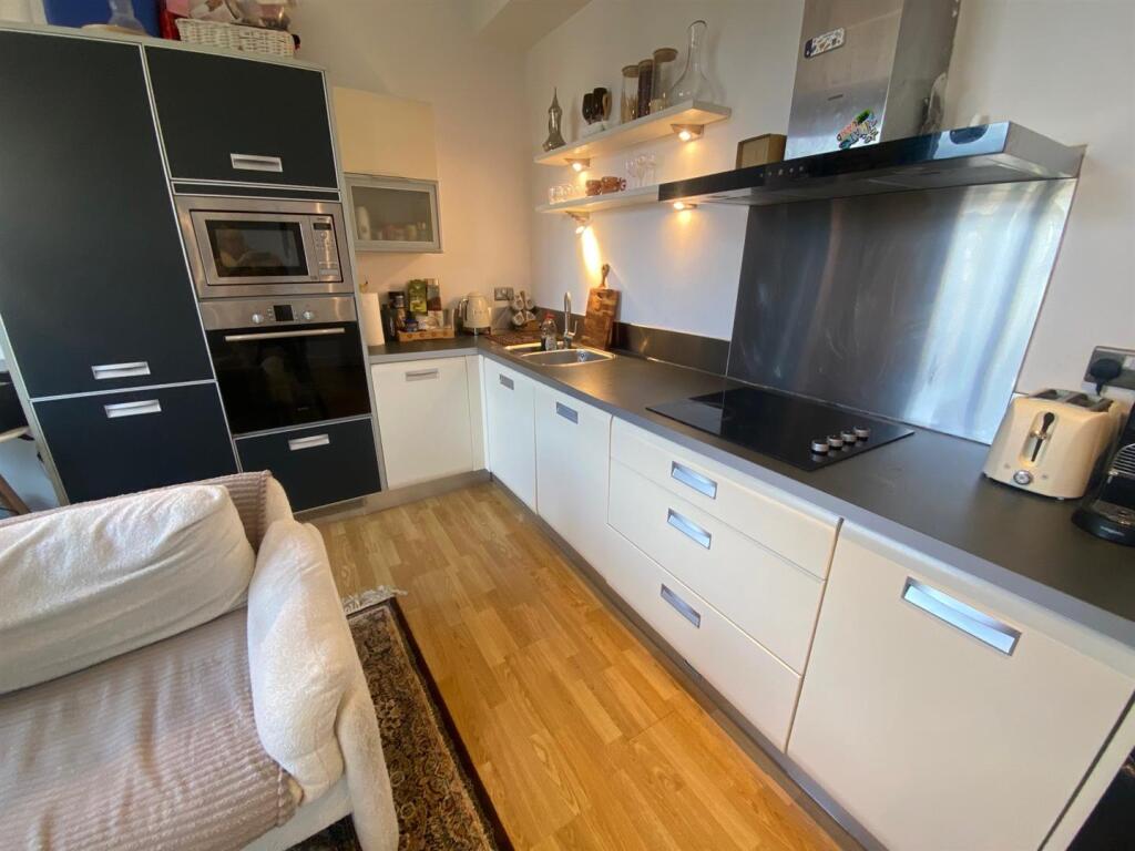 5 Firth Street, Huddersfield photo 3