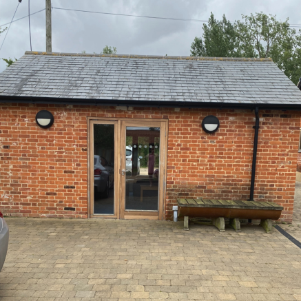 Courtyard ground floor meeting room available for use by tenants
