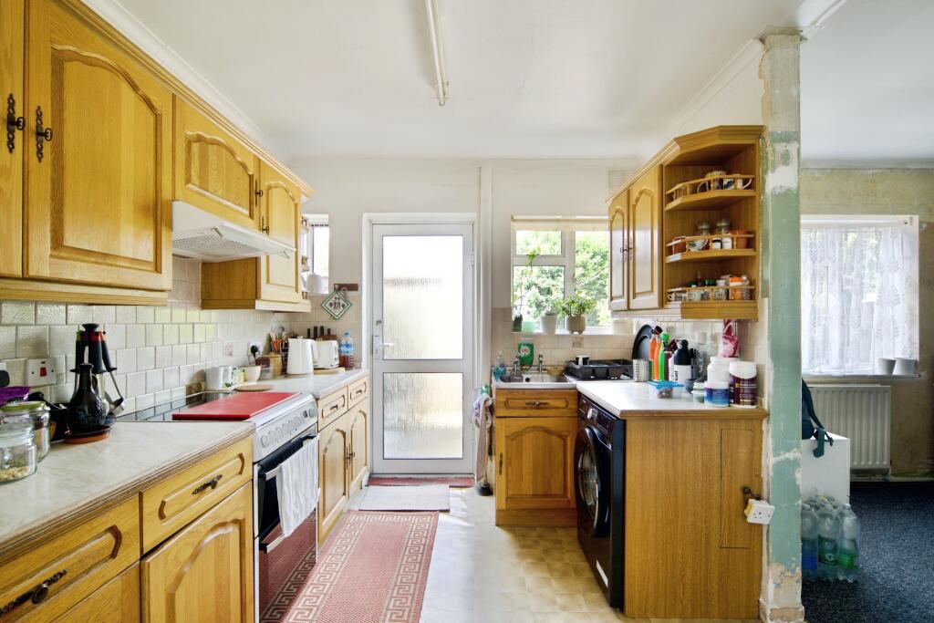 House in Broxbourne, Waltham Cross - View 5