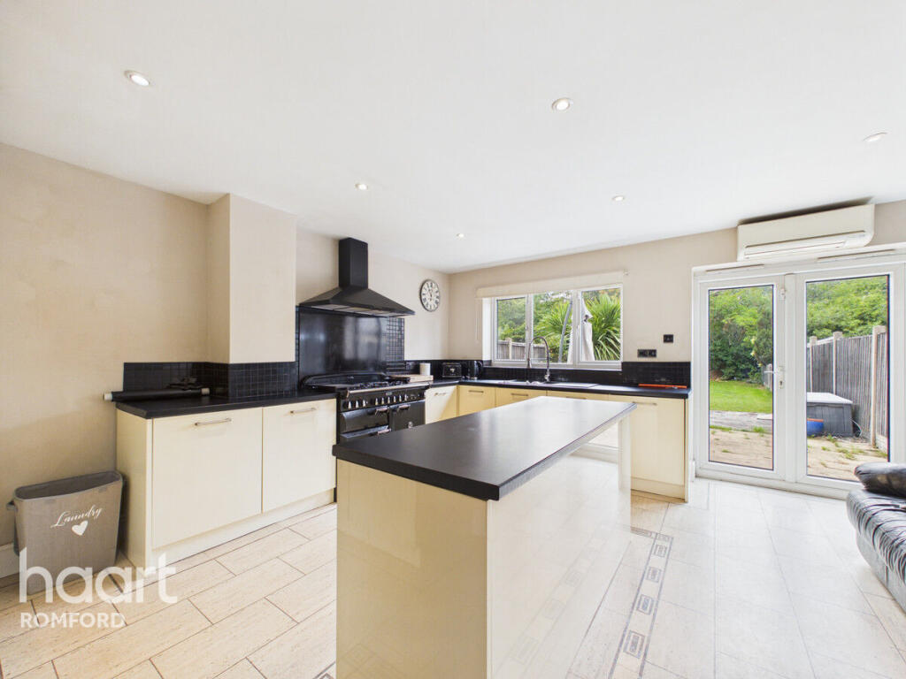 House in London, Rush Green - View 5