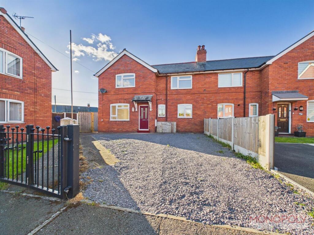 3-bed semi-detached on Wynn Avenue, Ruabon, LL14, £190,000