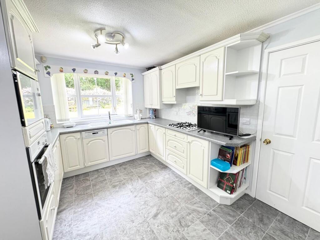 Woodmere Croft, Kempshott, Basingstoke, RG22 photo 2