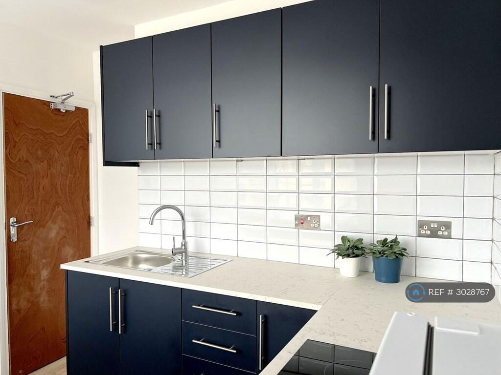 Apartment in Croydon - View 4