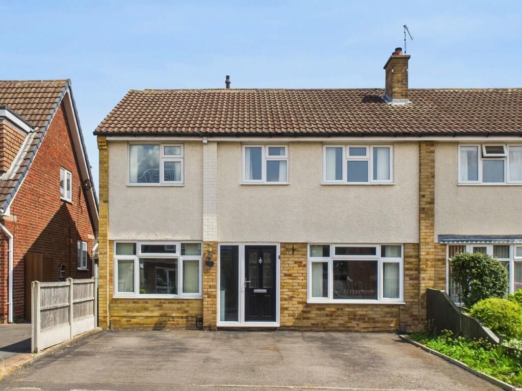 4-bed semi-detached on Roche Close, Arnold, Nottingham, £350,000