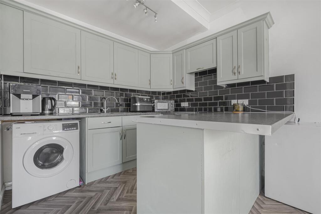 Apartment in Slough - View 3