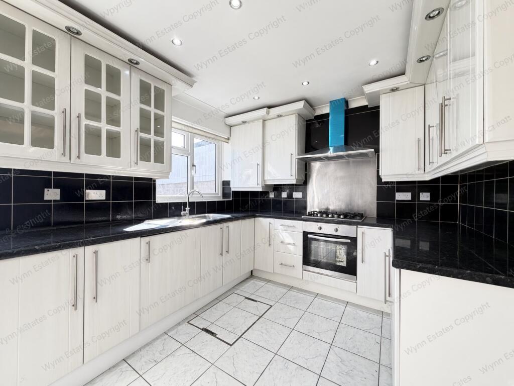 House in Twickenham - More
