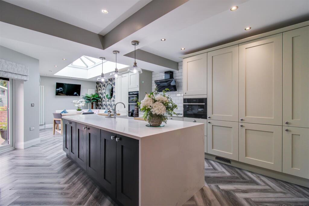 House in Wakefield, Flanshaw - View 2
