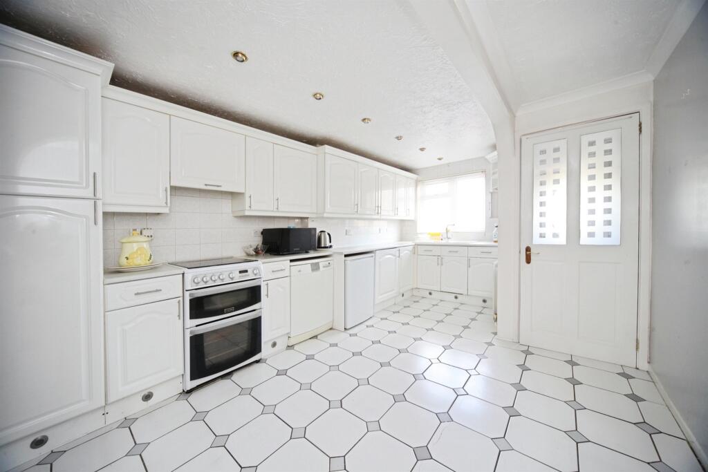 House in Houghton Regis, Central Bedfordshire - More
