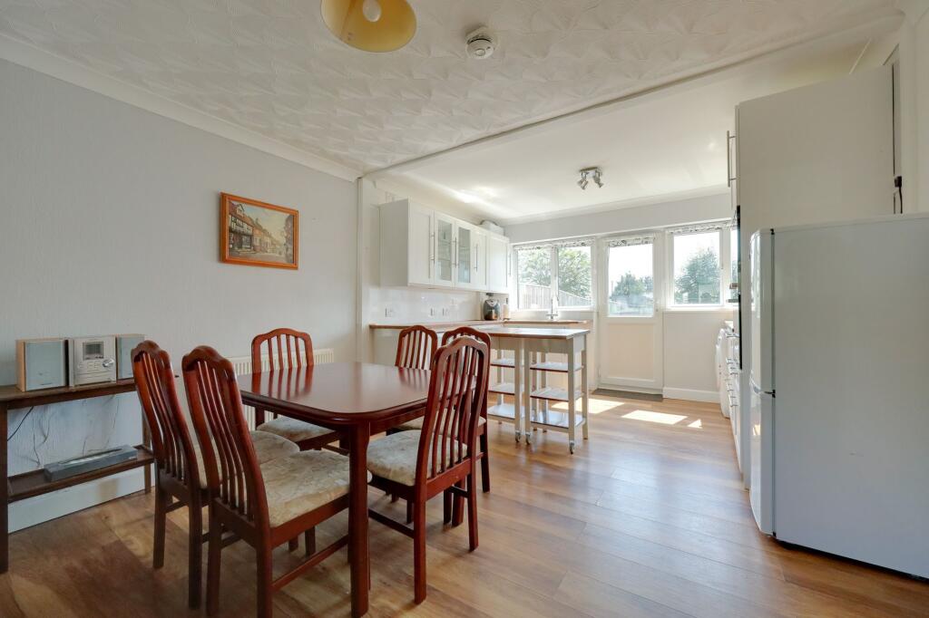 Apartment in Burgess Hill, World's End - More