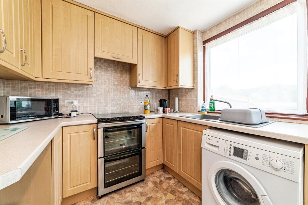 Charnwood Close, Basingstoke - View 5