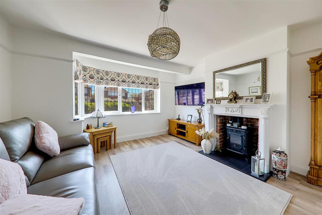 House in Worthing, Broadwater - More