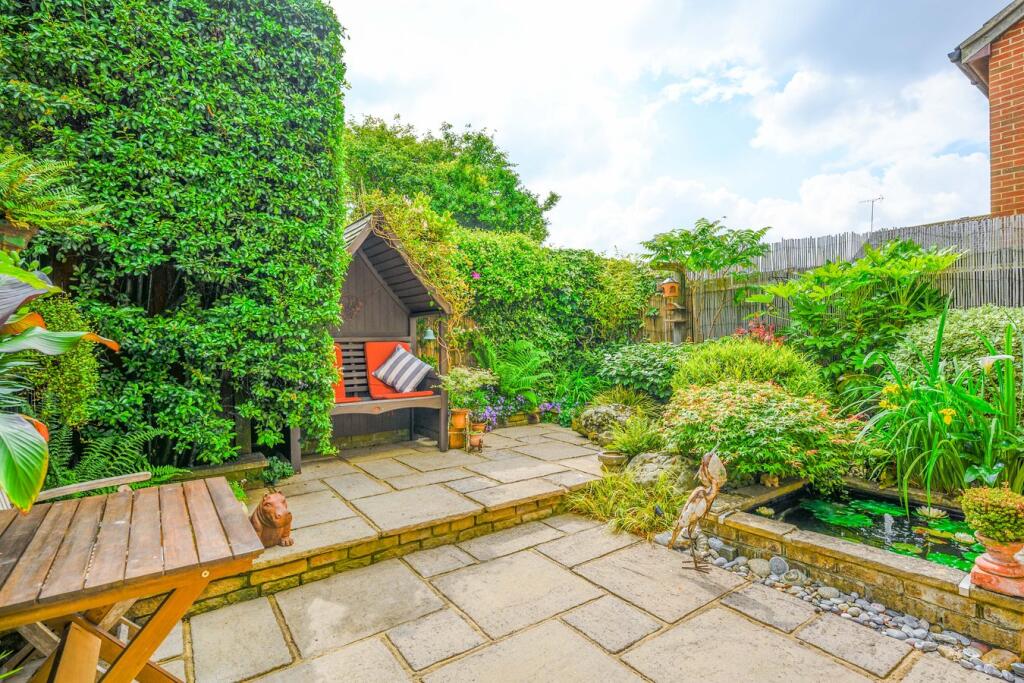 Telford Drive, Walton-on-Thames, KT12 – pohled 5