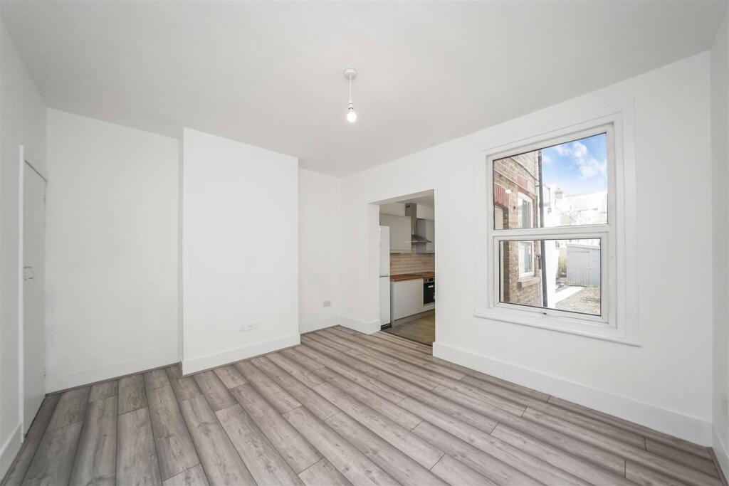 Eastbrook Road, Waltham Abbey, EN9 photo 3