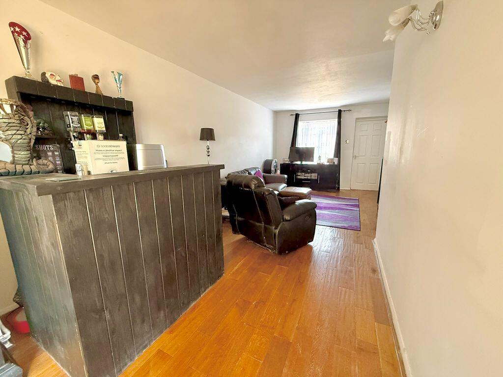 House in Luton - View 5