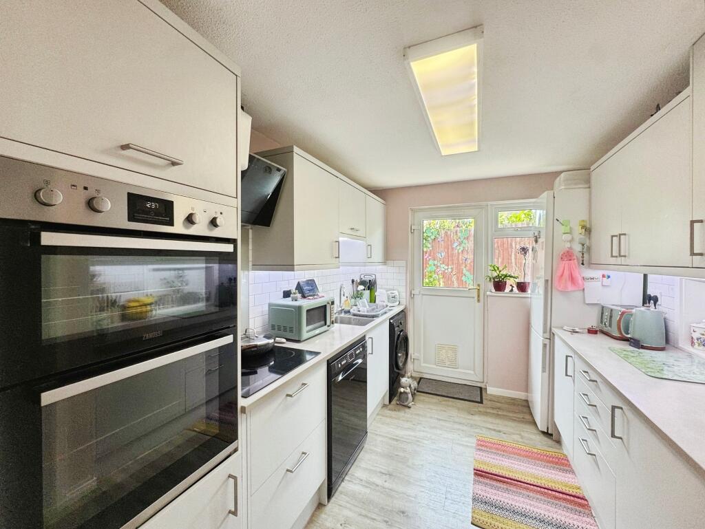 Eyres Drive, Alderbury, Salisbury photo 3