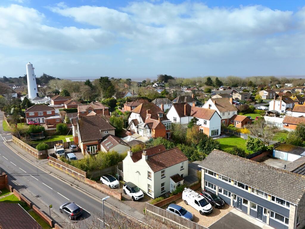 3-bed detached on Berrow Road, Burnham-on-Sea, Somerset, TA8, £350,000