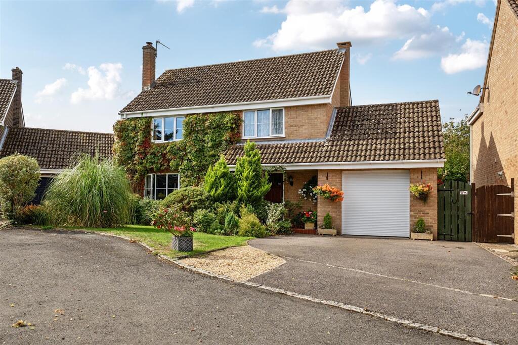 4-bed detached on Chestnut Close, Rowde, SN10, £475,000