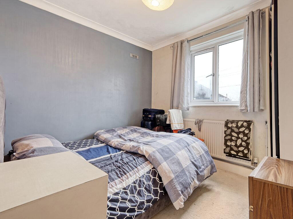 2 bedroom flat at Brunswick Gardens, Ilford, London, IG6 — photo 4